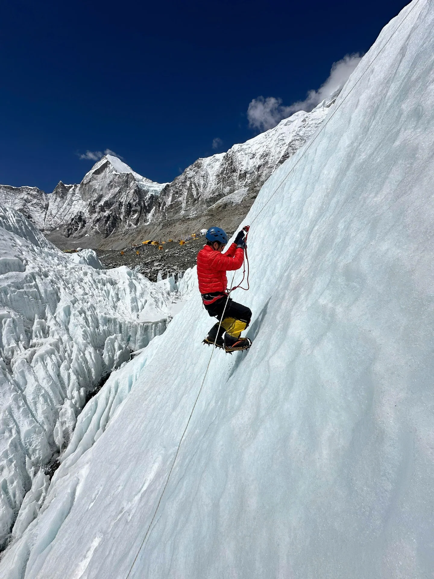 Vietnamese Adventurer Spends 2 Billion VND to Conquer the World's Highest Peaks