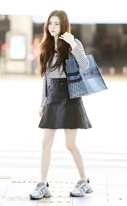 Han So Hee's Airport Style: Turning the Terminal into a High-Fashion Catwalk - image 1