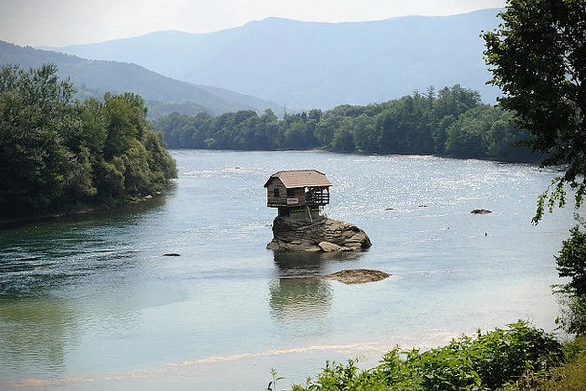 Defying Gravity: The Breathtaking House Perched Precariously on a Rock in the Middle of the River