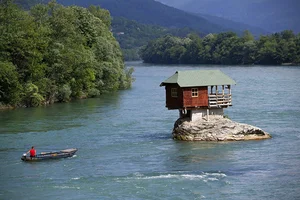 Defying Gravity: The Breathtaking House Perched Precariously on a Rock in the Middle of the River - image 5
