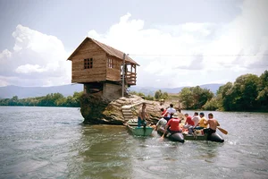 Defying Gravity: The Breathtaking House Perched Precariously on a Rock in the Middle of the River - image 2