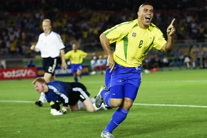 Debating the 10 Greatest Football Players Ever: Messi Leads as Ronaldo Ranks Lower - image 3