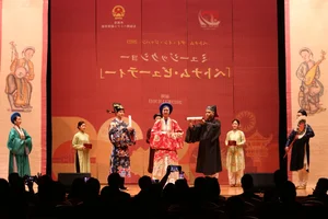 Vietnamese Designer Showcases Royal King and Queen Costumes on Global Stage - image 5