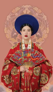 Vietnamese Designer Showcases Royal King and Queen Costumes on Global Stage - image 4