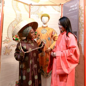 Vietnamese Designer Showcases Royal King and Queen Costumes on Global Stage - image 2