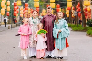Vietnamese Designer Showcases Royal King and Queen Costumes on Global Stage - image 0