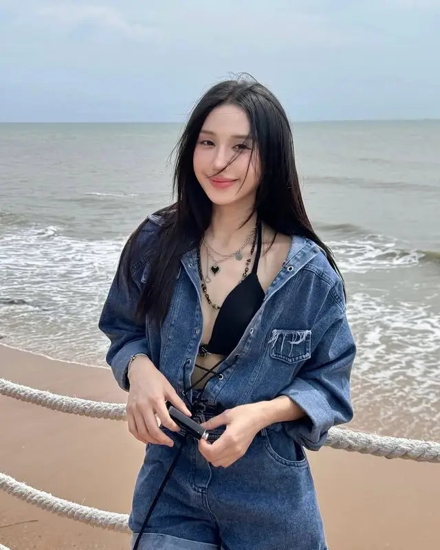 Streamer Mina Young's Beauty Amidst Faker Standee Controversy: What's the Truth?
