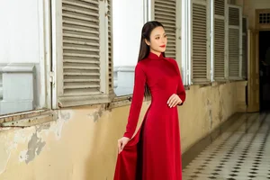 Vietnamese Pageant Queens Celebrate Reunification Day in Traditional Red Ao Dai - image 8