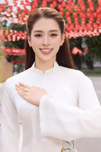 Vietnamese Pageant Queens Celebrate Reunification Day in Traditional Red Ao Dai - image 5