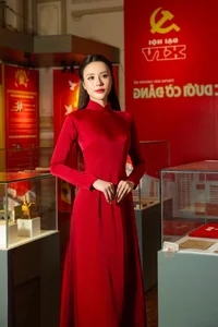 Vietnamese Pageant Queens Celebrate Reunification Day in Traditional Red Ao Dai - image 9