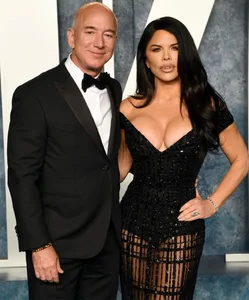 Jeff Bezos and Lauren Sanchez Inseparable During Luxury Vacation - image 5