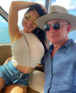 Jeff Bezos and Lauren Sanchez Inseparable During Luxury Vacation - image 0