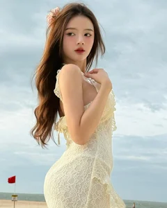 From Viral ID Card Photo to Beach Icon: The Evolution of a Modern Beauty Trendsetter - image 3