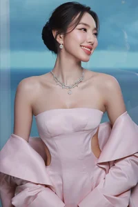 Thuy Tien Shines at International Film Festival Outshining Global Stars with Flawless Visuals - image 3