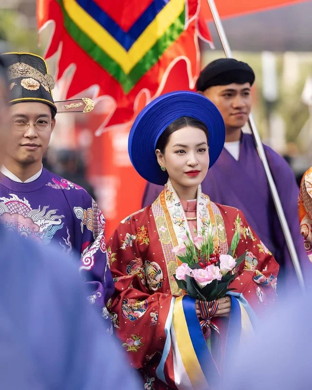 IELTS Hot Girl Mesmerizes in Traditional Vietnamese Attire with Ethereal Muse Vibes