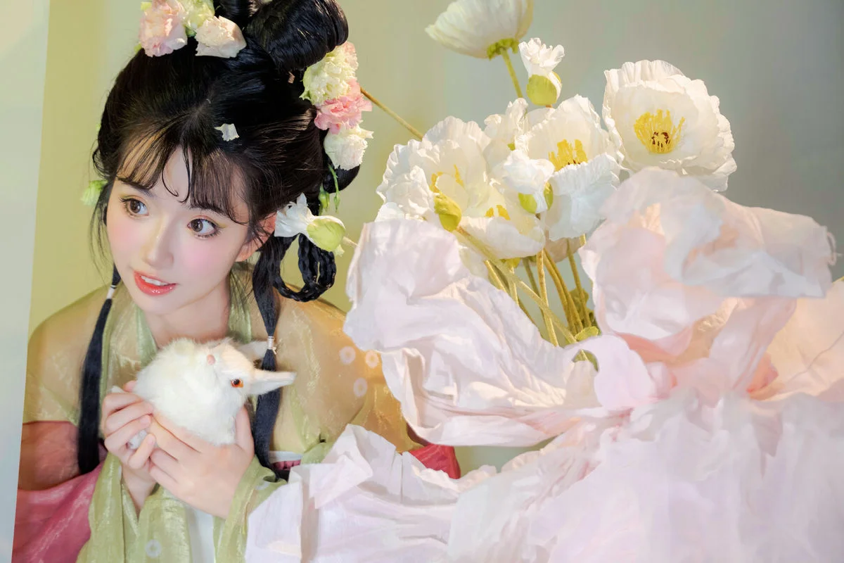 Timeless Beauty and Artistry: Shi Yi in YiTuYu Vol.7650 Collection