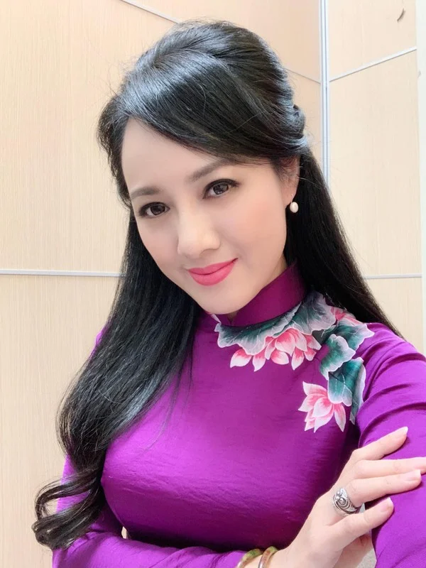 Ageless Elegance: Fans Admire the Timeless Beauty of Renowned News Anchor Hoai Anh