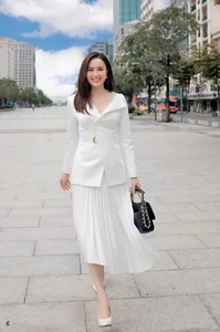 Hong Diem: From Humble Beginnings to VTV Rating Queen’s Modest Luxury - image 7