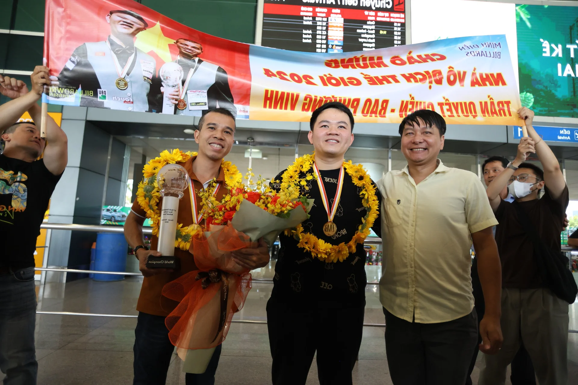 Vietnam’s Billiard Champions Quyết Chiến and Phương Vinh Return Home with World Cup Trophy
