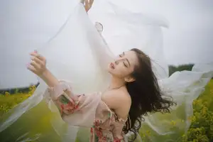Ying Er YY Captivating in Golden Flower Field – YiTuYu Art Language Vol.8672 - image 0