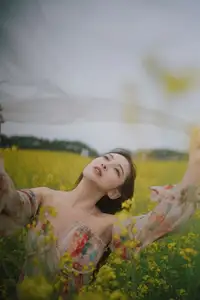 Ying Er YY Captivating in Golden Flower Field – YiTuYu Art Language Vol.8672 - image 1