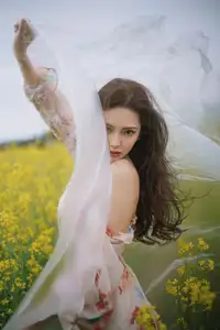 Ying Er YY Captivating in Golden Flower Field – YiTuYu Art Language Vol.8672 - image 4