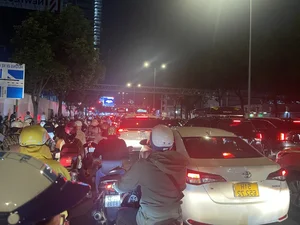 Ho Chi Minh City Traffic Gridlock: Major Streets Congested as Year-End Travel Surges - image 9