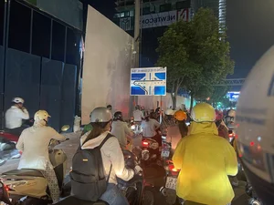 Ho Chi Minh City Traffic Gridlock: Major Streets Congested as Year-End Travel Surges - image 12
