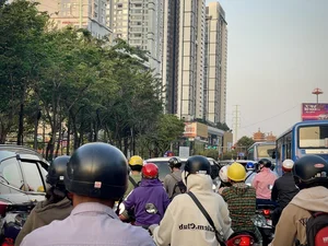 Ho Chi Minh City Traffic Gridlock: Major Streets Congested as Year-End Travel Surges - image 11