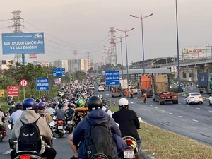 Ho Chi Minh City Traffic Gridlock: Major Streets Congested as Year-End Travel Surges - image 10
