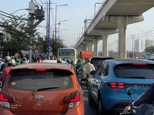 Ho Chi Minh City Traffic Gridlock: Major Streets Congested as Year-End Travel Surges - image 7
