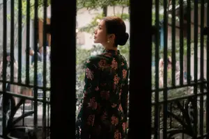 Elegant Asian Beauty: Serene Woman in Modernized Traditional Dress with Vintage Floral Vase - image 7