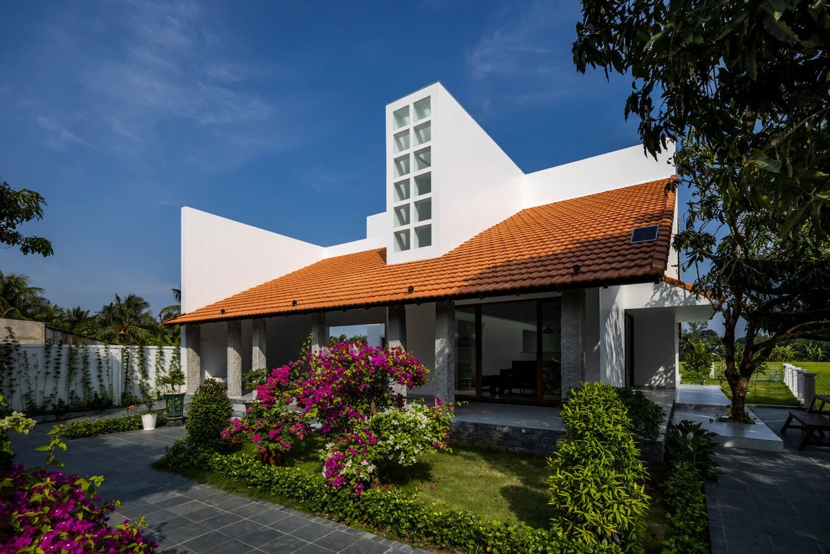 Stunning Traditional Tile-Roof House Featured in US Media