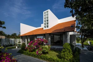 Stunning Traditional Tile-Roof House Featured in US Media - image 0