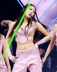 Viral Moments: How Female Pop Idols Push Creative Boundaries During Live Concert Performances - image 1