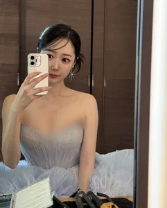 Exploring the Bold Aesthetic and Global Influence of South Korean Fashion Icons - image 7