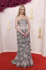 Oscars 2024 Red Carpet: Stunning Looks from Zendaya, Ariana Grande, and Emma Stone - image 7