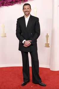 Oscars 2024 Red Carpet: Stunning Looks from Zendaya, Ariana Grande, and Emma Stone - image 3