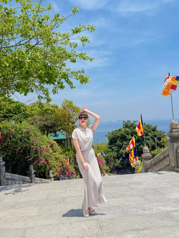 Huyen Lizzie’s Vacation Style: Chic and Short Dress Inspiration for Travel