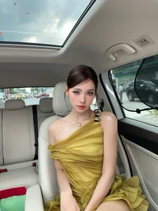 Huyen Lizzie’s Vacation Style: Chic and Short Dress Inspiration for Travel - image 6