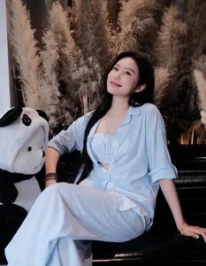 Huyen Lizzie’s Vacation Style: Chic and Short Dress Inspiration for Travel - image 0