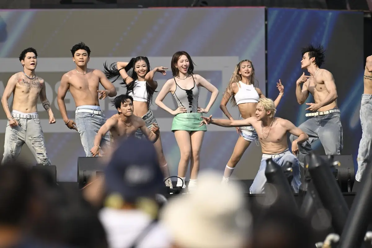 Min Ignites Waterbomb: Ageless Beauty & Captivating Stage Performance