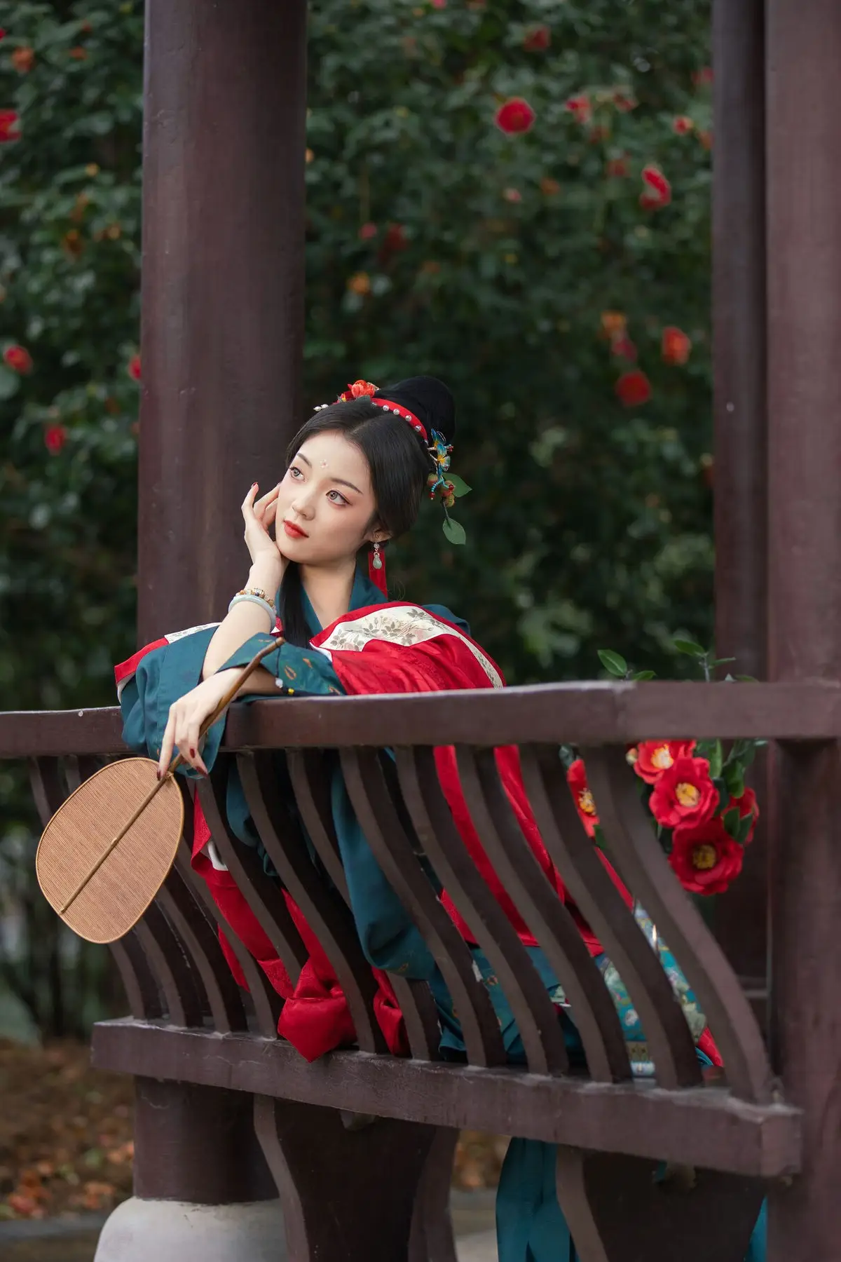 Elegant Qi Ni Si Mao: A Timeless Portrait in Traditional Attire & Camellias - YiTuYu Vol.8689