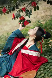 Elegant Qi Ni Si Mao: A Timeless Portrait in Traditional Attire & Camellias - YiTuYu Vol.8689 - image 4