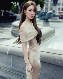 Ly Thuy Chang Stuns in High-Fashion Shoot Showcasing Elegant Style and Fitness - image 5