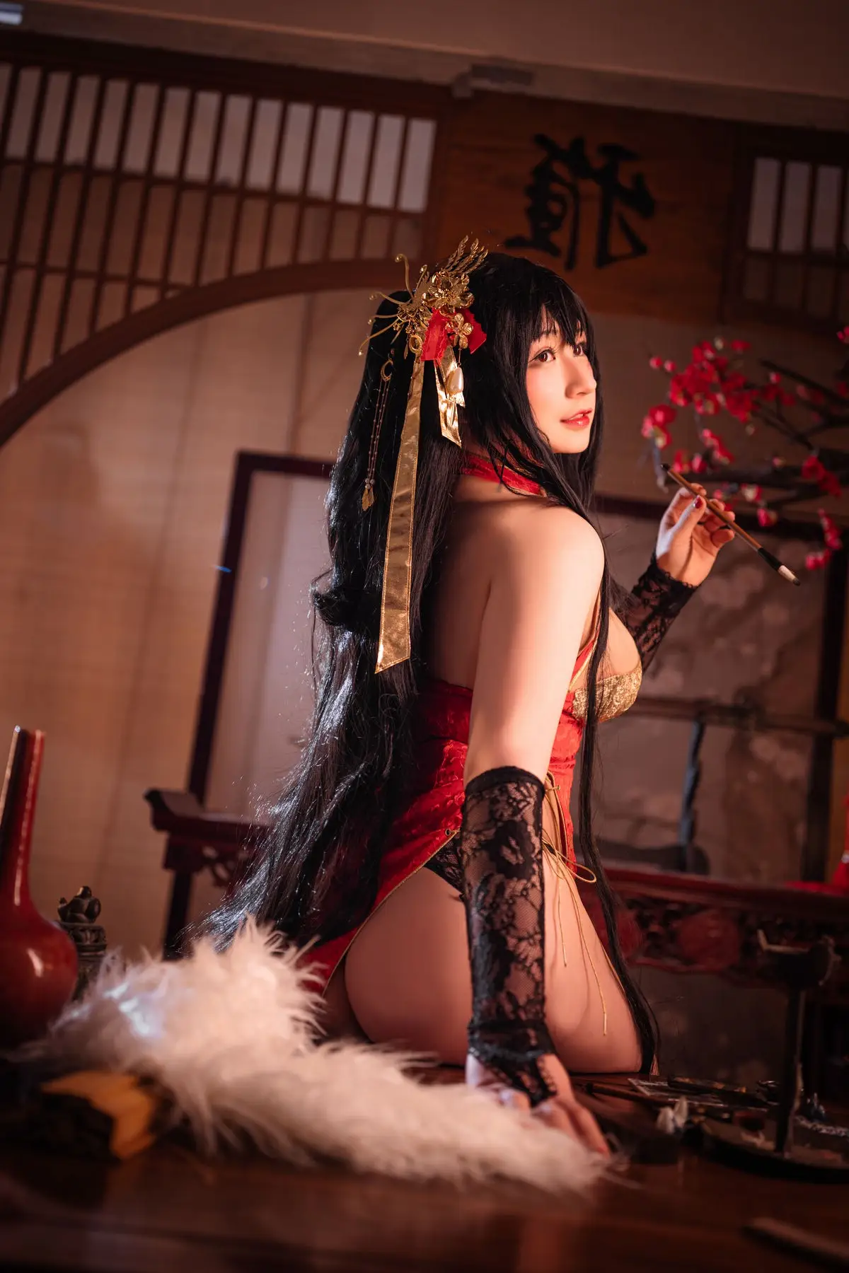 Coser Zyra Aki as Taihou: Alluring Eastern Elegance - A Mesmerizing Cosplay