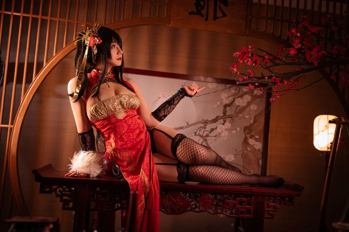 Coser Zyra Aki as Taihou: Alluring Eastern Elegance - A Mesmerizing Cosplay