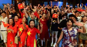 Young Audiences Inspired by the Patriotic Program 'Joyful Country' in Vietnam - image 2