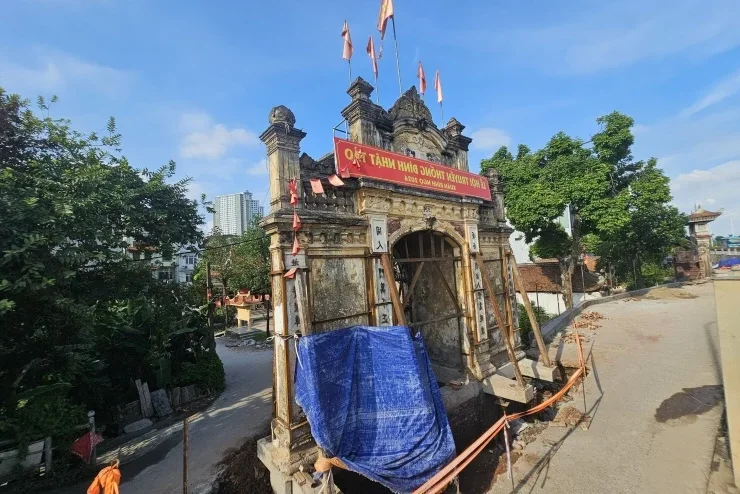 Hanoi Century Old Village Gate Lifted by Hydraulic Jacks