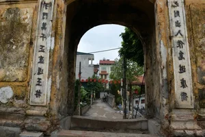 Hanoi Century Old Village Gate Lifted by Hydraulic Jacks - image 4